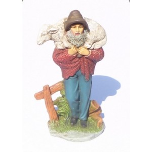 pastore bulgaro che trasporta un ovino sulle spalle